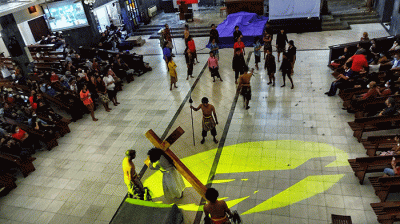 Sejumlah umat tak kuasa meneteskan air mata melihat penderitaan Yesus dalam visualisasi Jalan Salib di Gereja St Theresia, Paroki Bongsari, Semarang.