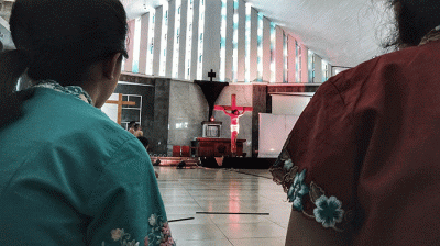 Sejumlah umat tak kuasa meneteskan air mata melihat penderitaan Yesus dalam visualisasi Jalan Salib di Gereja St Theresia, Paroki Bongsari, Semarang.