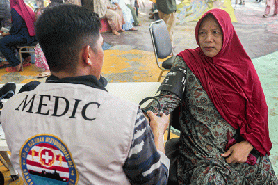 Sejumlah warga mengikuti layanan kesehatan gratis yang digelar oleh TNI AL bersama Baznas di Pulau Pramuka, Kepulauan Seribu, Jakarta, Sabtu (8/4/2023).