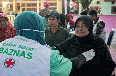 Sejumlah warga mengikuti layanan kesehatan gratis yang digelar oleh TNI AL bersama Baznas di Pulau Pramuka, Kepulauan Seribu, Jakarta, Sabtu (8/4/2023).