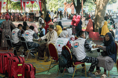 Sejumlah warga mengikuti layanan kesehatan gratis yang digelar oleh TNI AL bersama Baznas di Pulau Pramuka, Kepulauan Seribu, Jakarta, Sabtu (8/4/2023).