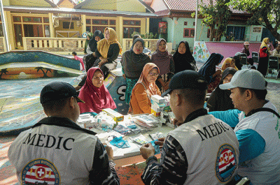 Sejumlah warga mengikuti layanan kesehatan gratis yang digelar oleh TNI AL bersama Baznas di Pulau Pramuka, Kepulauan Seribu, Jakarta, Sabtu (8/4/2023).