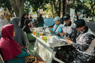 Sejumlah warga mengikuti layanan kesehatan gratis yang digelar oleh TNI AL bersama Baznas di Pulau Pramuka, Kepulauan Seribu, Jakarta, Sabtu (8/4/2023).