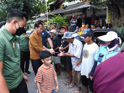 Presiden Joko Widodo mengunjungi sejumlah pasar yang ada di Kota Surakarta, Jawa Tengah, Sabtu (8/4/2023).