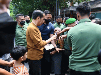 Presiden Joko Widodo mengunjungi sejumlah pasar yang ada di Kota Surakarta, Jawa Tengah, Sabtu (8/4/2023).