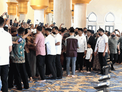 Presiden Joko Widodo bersama cucu pertama, Jan Ethes Srinarendra, melakukan salat Jumat berjemaah di Masjid Sheikh Zayed, Kota Surakarta, Jumat (7/4/2023).