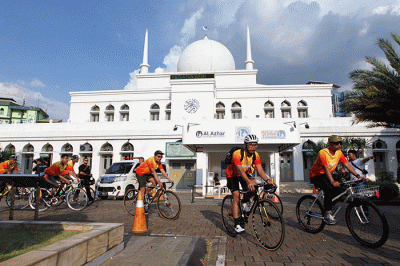 Brand Associate Enervon Faisal Roni melepas rombongan peserta ngabubuBIKE dalam rangkaian Enervon Ngabuburit Fest 2023 di Masjid Agung Al-Azhar, Jakarta.