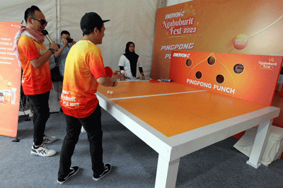 Brand Associate Enervon Faisal Roni melepas rombongan peserta ngabubuBIKE dalam rangkaian Enervon Ngabuburit Fest 2023 di Masjid Agung Al-Azhar, Jakarta.
