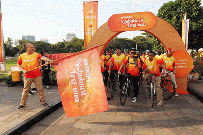 Brand Associate Enervon Faisal Roni melepas rombongan peserta ngabubuBIKE dalam rangkaian Enervon Ngabuburit Fest 2023 di Masjid Agung Al-Azhar, Jakarta.