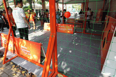 Brand Associate Enervon Faisal Roni melepas rombongan peserta ngabubuBIKE dalam rangkaian Enervon Ngabuburit Fest 2023 di Masjid Agung Al-Azhar, Jakarta.