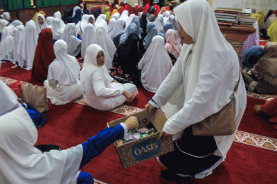 Mantan penyanyi slow rock era 1980-an Astri Ivo yang kini menjadi ustazah memimpin pengalangan dana untuk Palestina.