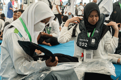 Sejumlah peserta kegiatan ekspedisi ramadan penuh inspirasi antusias melihat pemandangan matahari terbenam dari dr. Radjiman Wedyodiningrat-922.