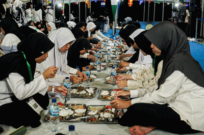 Sejumlah peserta kegiatan ekspedisi ramadan penuh inspirasi antusias melihat pemandangan matahari terbenam dari dr. Radjiman Wedyodiningrat-922.