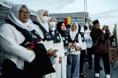 Sejumlah peserta kegiatan ekspedisi ramadan penuh inspirasi antusias melihat pemandangan matahari terbenam dari dr. Radjiman Wedyodiningrat-922.