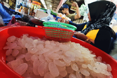 Pedagang buah saat melayani para pembeli di Pasar Tradisional, Jakarta Barat, Minggu (9/4/2023).
