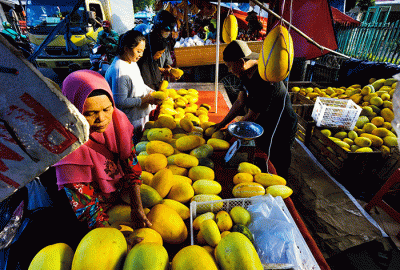 Pedagang buah saat melayani para pembeli di Pasar Tradisional, Jakarta Barat, Minggu (9/4/2023).