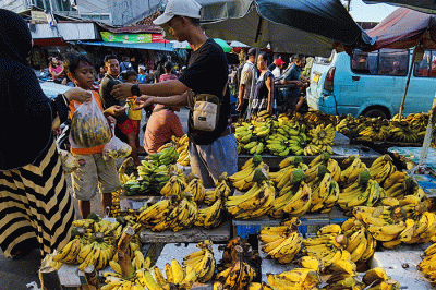 Pedagang buah saat melayani para pembeli di Pasar Tradisional, Jakarta Barat, Minggu (9/4/2023).