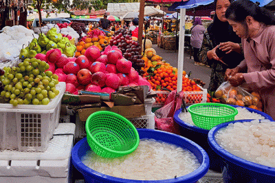 Pedagang buah saat melayani para pembeli di Pasar Tradisional, Jakarta Barat, Minggu (9/4/2023).