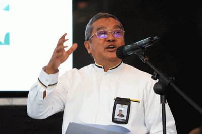 Kepala BPKH Fadlul Imansyah (kiri) bersama Anggota BPKH Amri Yusuf (kanan) saat konferensi pers program Balik Kerja Bareng BPKH 2023 di Muamalat Tower.