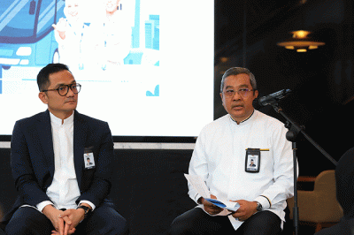 Kepala BPKH Fadlul Imansyah (kiri) bersama Anggota BPKH Amri Yusuf (kanan) saat konferensi pers program Balik Kerja Bareng BPKH 2023 di Muamalat Tower.