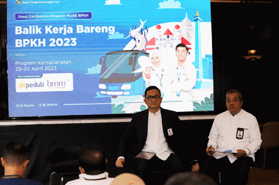 Kepala BPKH Fadlul Imansyah (kiri) bersama Anggota BPKH Amri Yusuf (kanan) saat konferensi pers program Balik Kerja Bareng BPKH 2023 di Muamalat Tower.