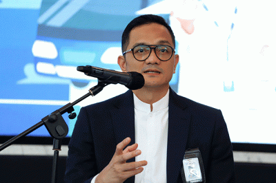 Kepala BPKH Fadlul Imansyah (kiri) bersama Anggota BPKH Amri Yusuf (kanan) saat konferensi pers program Balik Kerja Bareng BPKH 2023 di Muamalat Tower.