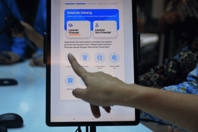 Karyawati Bank Mandiri memberikan penjelasan terkait fitur layanan digital di Mandiri KCP Sisingamangaraja, Kota Semarang, Jawa Tengah, Senin (10/4/2023).