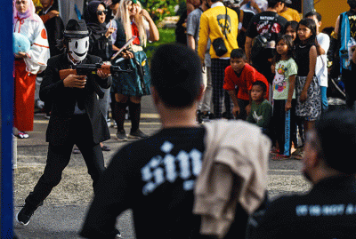 Puluhan cosplayer Palembang mengikuti cosplay competition di halaman pusat perbelanjaan Palembang Trade Center, Minggu (9/4/2023).