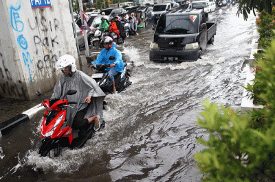 Sejumlah kendaraan bermotor menerobos banjir di Jalan AP Pettarani, Makassar, Senin (10/4/2023).