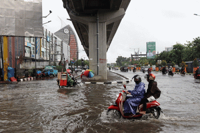 Sejumlah kendaraan bermotor menerobos banjir di Jalan AP Pettarani, Makassar, Senin (10/4/2023).
