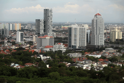 Deretan permukiman warga dan gedung bertingkat terlihat dari ketinggian di Jakarta, Senin (10/4/2023).
