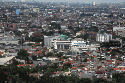 Deretan permukiman warga dan gedung bertingkat terlihat dari ketinggian di Jakarta, Senin (10/4/2023).