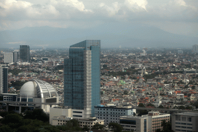 Deretan permukiman warga dan gedung bertingkat terlihat dari ketinggian di Jakarta, Senin (10/4/2023).