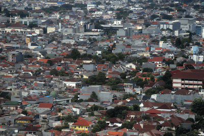 Deretan permukiman warga dan gedung bertingkat terlihat dari ketinggian di Jakarta, Senin (10/4/2023).