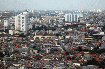 Deretan permukiman warga dan gedung bertingkat terlihat dari ketinggian di Jakarta, Senin (10/4/2023).