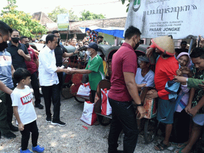 Akhir pekan di Kota Surakarta, Provinsi Jawa Tengah, Presiden Joko Widodo didampingi Iriana Joko Widodo mengunjungi sejumlah pasar, Minggu (9/4/2023).