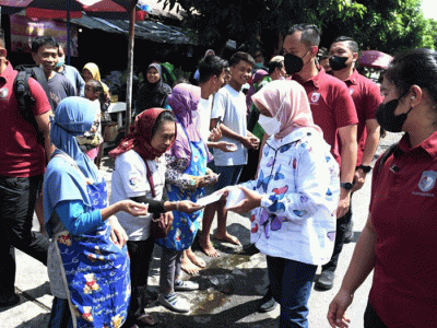 Akhir pekan di Kota Surakarta, Provinsi Jawa Tengah, Presiden Joko Widodo didampingi Iriana Joko Widodo mengunjungi sejumlah pasar, Minggu (9/4/2023).