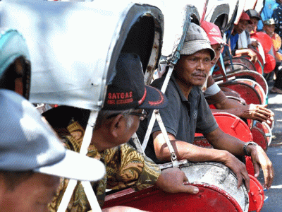 Akhir pekan di Kota Surakarta, Provinsi Jawa Tengah, Presiden Joko Widodo didampingi Iriana Joko Widodo mengunjungi sejumlah pasar, Minggu (9/4/2023).