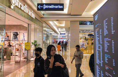 Sejumlah warga berkunjung ke salah satu pusat perbelanjaan di kawasan Jakarta Selatan, Selasa (11/4/2023).