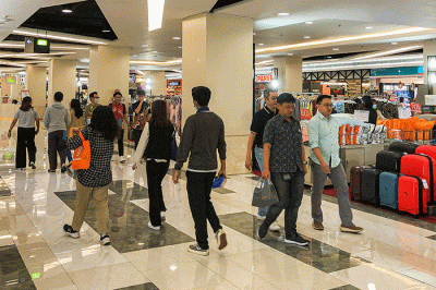 Sejumlah warga berkunjung ke salah satu pusat perbelanjaan di kawasan Jakarta Selatan, Selasa (11/4/2023).