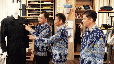Direktur Utama BELL Karsongno Wongso Djaja, Direktur BELL Wagiyono, Direktur BELL Heru Jatmiko Harrianto berbincang disela acara RUPST di Jakarta.