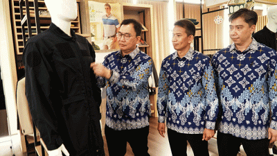 Direktur Utama BELL Karsongno Wongso Djaja, Direktur BELL Wagiyono, Direktur BELL Heru Jatmiko Harrianto berbincang disela acara RUPST di Jakarta.