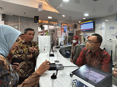 Direktur Utama PT Bank Tabungan Negara (Persero) Tbk, Nixon LP Napitupulu berbincang dengan salah satu Petugas Kantor Cabang Bank BTN Jakarta Kuningan.