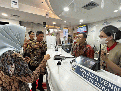 Direktur Utama PT Bank Tabungan Negara (Persero) Tbk, Nixon LP Napitupulu berbincang dengan salah satu Petugas Kantor Cabang Bank BTN Jakarta Kuningan.