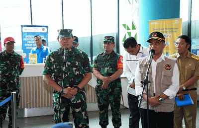 Panglima TNI Laksamana TNI Yudo Margono (kiri) saat memberikan keterangan pers di depan awak media di Mall Sosoro Dermaga Ekskutif Pelabuhan Merak.