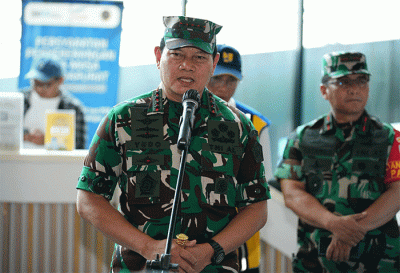 Panglima TNI Laksamana TNI Yudo Margono (kiri) saat memberikan keterangan pers di depan awak media di Mall Sosoro Dermaga Ekskutif Pelabuhan Merak.