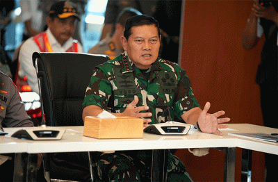 Panglima TNI Laksamana TNI Yudo Margono (kiri) saat memberikan keterangan pers di depan awak media di Mall Sosoro Dermaga Ekskutif Pelabuhan Merak.