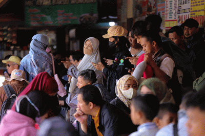 Penumpang menanti kedatangan bus yang akan membawa mereka menuju kampung halaman di Terminal Bayangan Pondok Pinang, Jakarta Selatan, Selasa (11/4/2023).