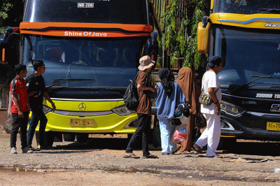 Penumpang menanti kedatangan bus yang akan membawa mereka menuju kampung halaman di Terminal Bayangan Pondok Pinang, Jakarta Selatan, Selasa (11/4/2023).