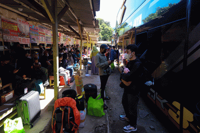 Penumpang menanti kedatangan bus yang akan membawa mereka menuju kampung halaman di Terminal Bayangan Pondok Pinang, Jakarta Selatan, Selasa (11/4/2023).
